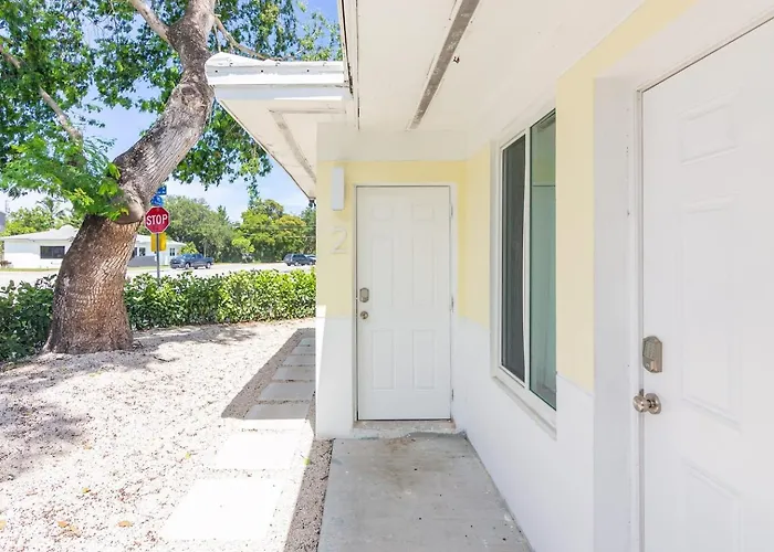 Newly Renovated Stylish Studio In El Portal #2
