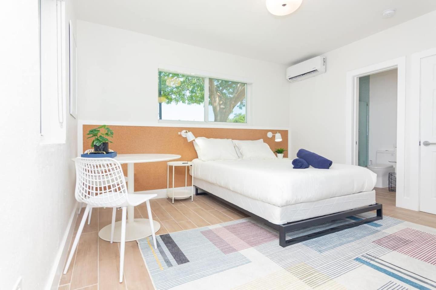Newly Renovated Stylish In El Portal #2 Appartement *